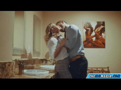❤️ Nalika pirang semok seduces sampeyan ing toilet umum ️❌ Video jancok ing kita  ﹏